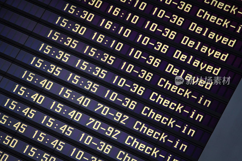 机场候机楼的航班信息板