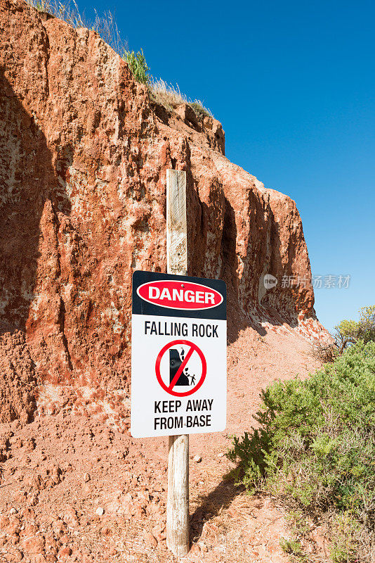 危险警告标志落石远离悬崖底部