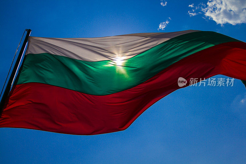 阳光下的保加利亚国旗