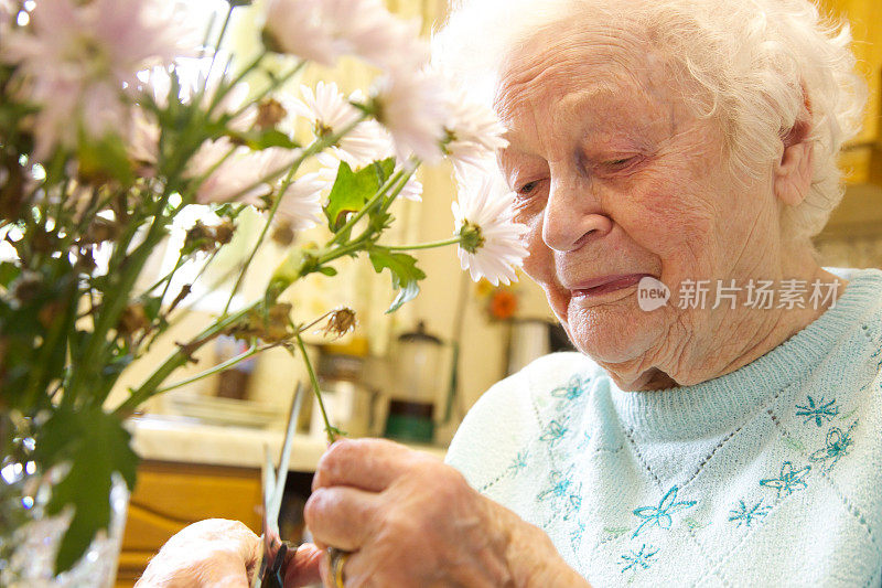 一位老妇人插花