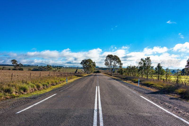 澳大利亚内陆地区的道路。阳光明媚的乡村小路