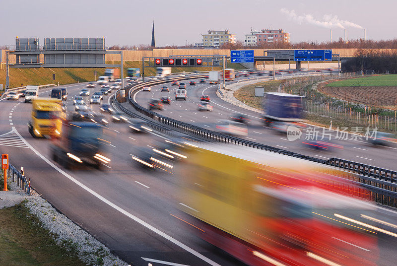运动模糊了高速公路上行驶的汽车和卡车