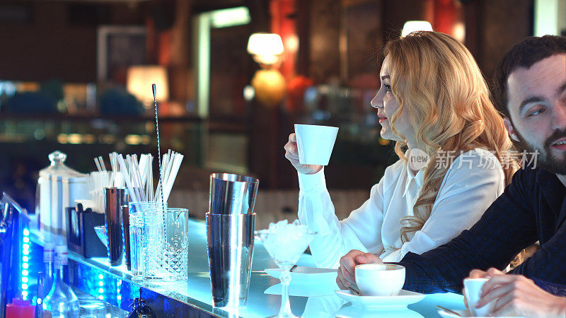漂亮的女商人在咖啡馆喝咖啡放松