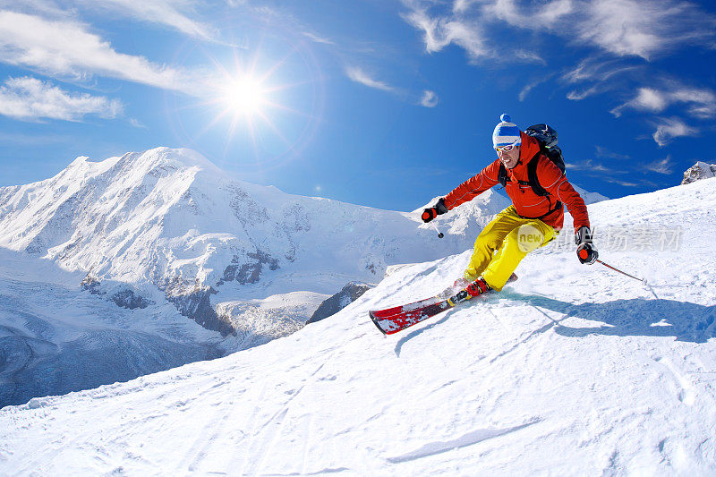 一名滑雪者在瑞士马特洪峰上滑雪