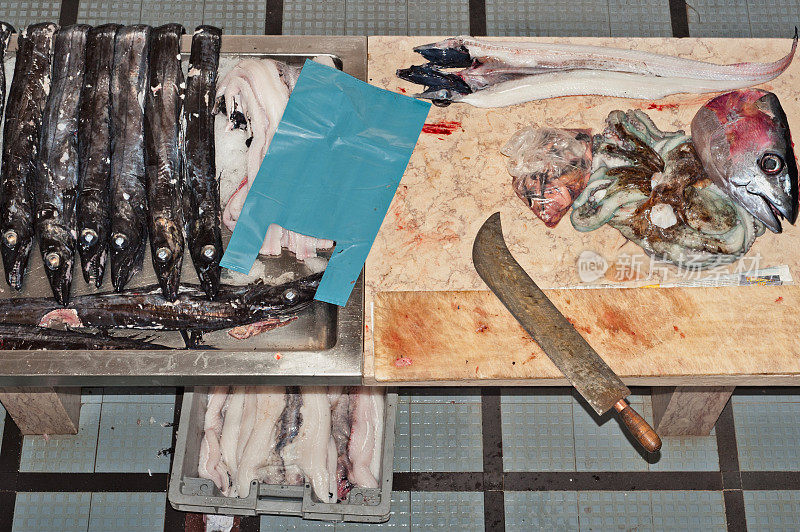黑鞘鱼，鱼片，金枪鱼，内脏，鱼市上的刀。