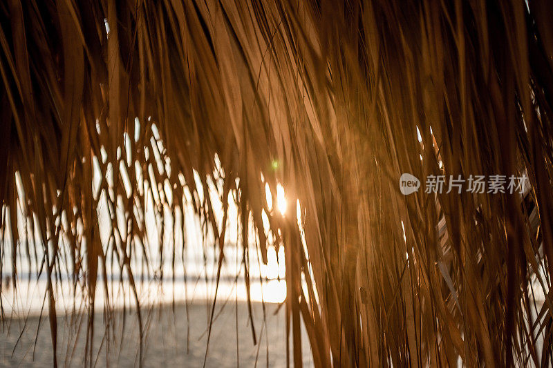 海滩小屋的日落景色