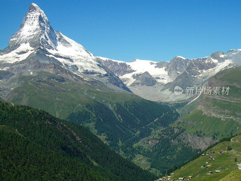 阿尔卑斯村瑞士阿尔卑斯山和马特洪峰背景瑞士泽马特