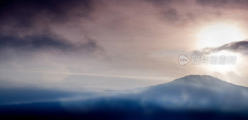 日落时分的克里米亚山脉