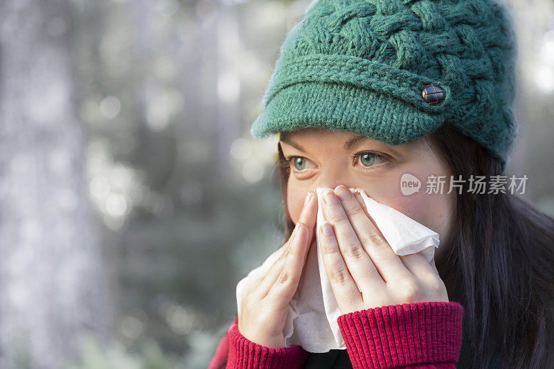 医疗保健:患有流感或过敏的女性外出时打喷嚏。