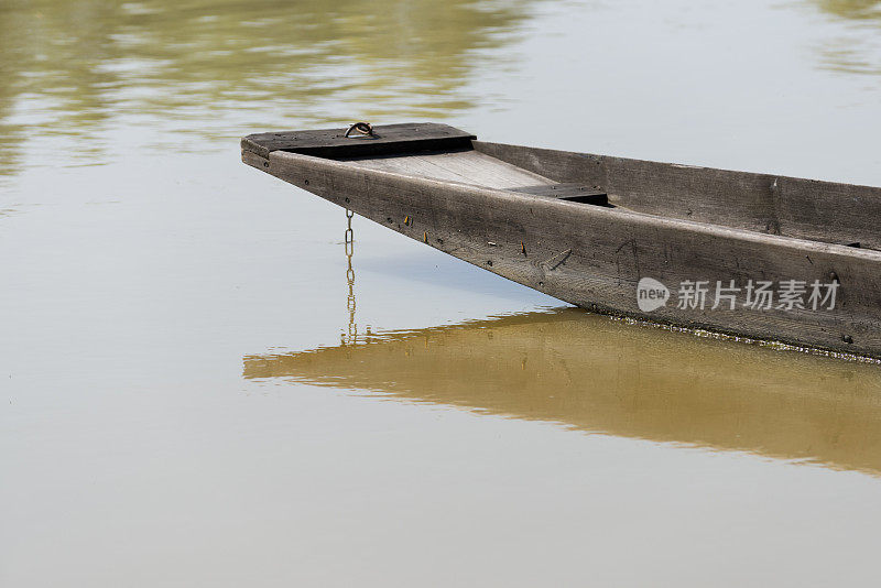 岸边的小船