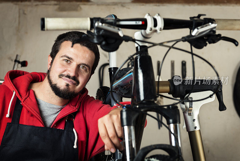 自行车修理工在他的车间工作