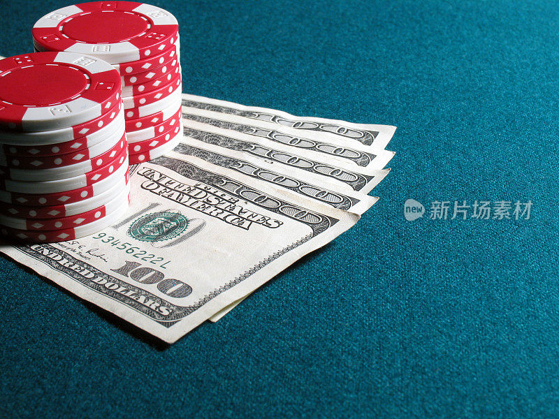 扑克筹码和百元大钞