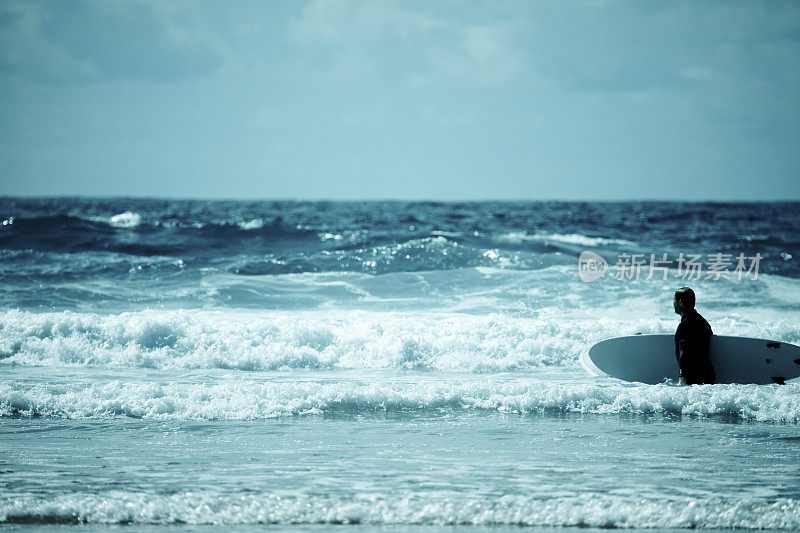 冲浪在一个完美的一天与单独的男性冲浪者