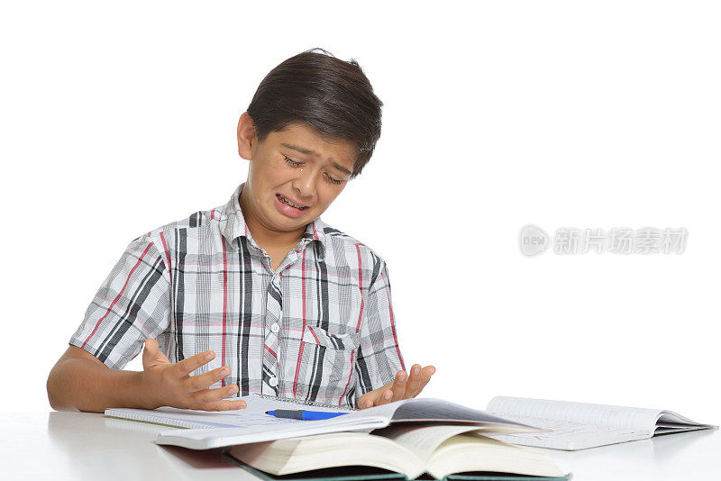 一个12岁的学生因为家庭作业而哭泣