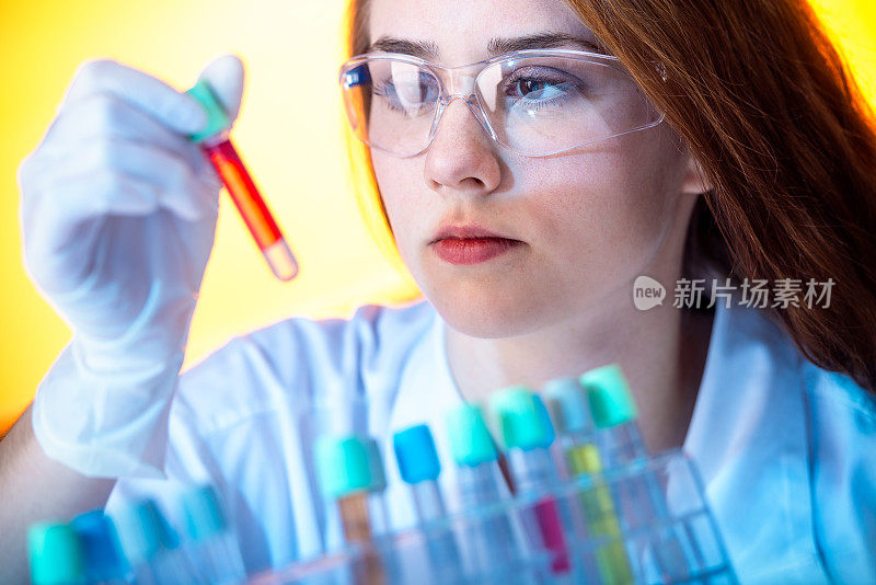 一位年轻的女科学家正在做化学实验