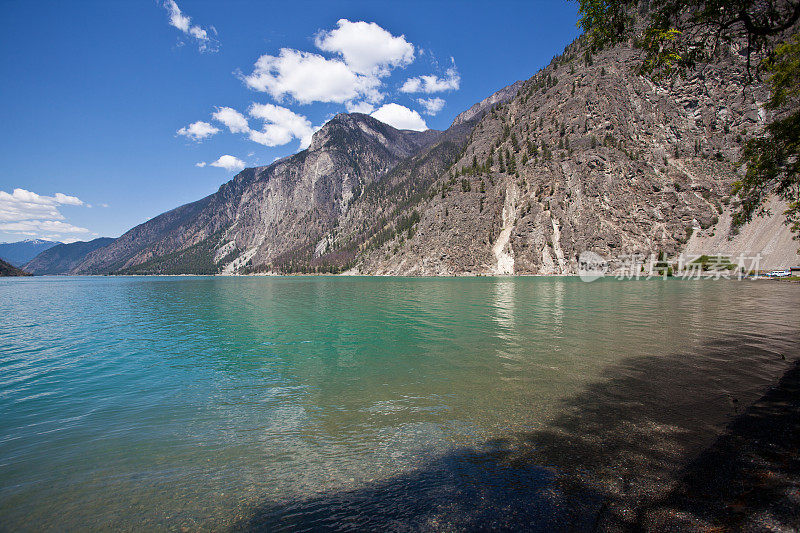 美丽的加拿大山湖，碧蓝的湖水