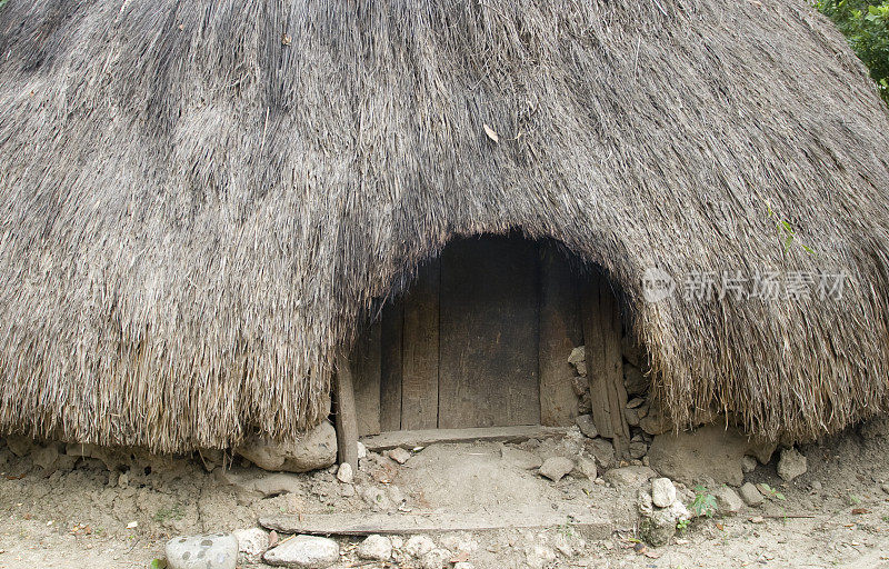 传统小屋的特写。