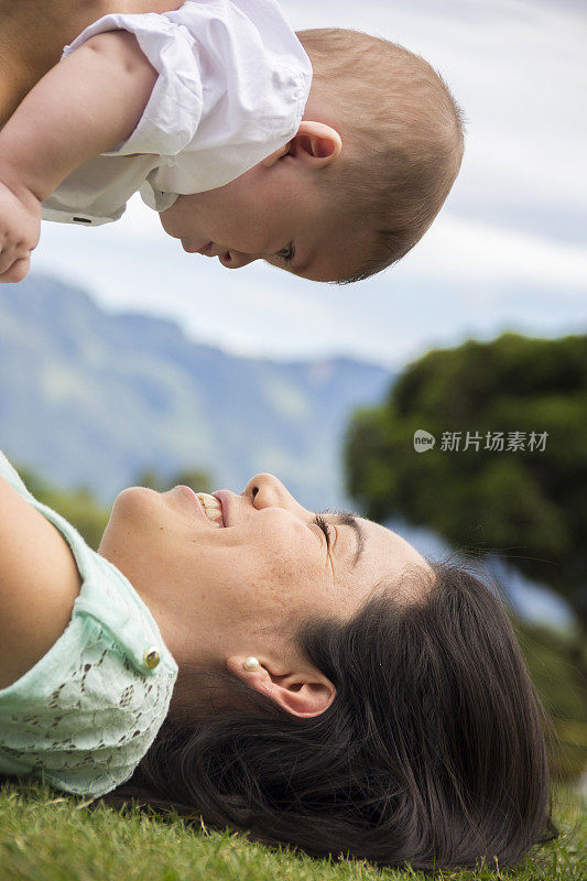 年轻的母亲和她的儿子玩得很开心