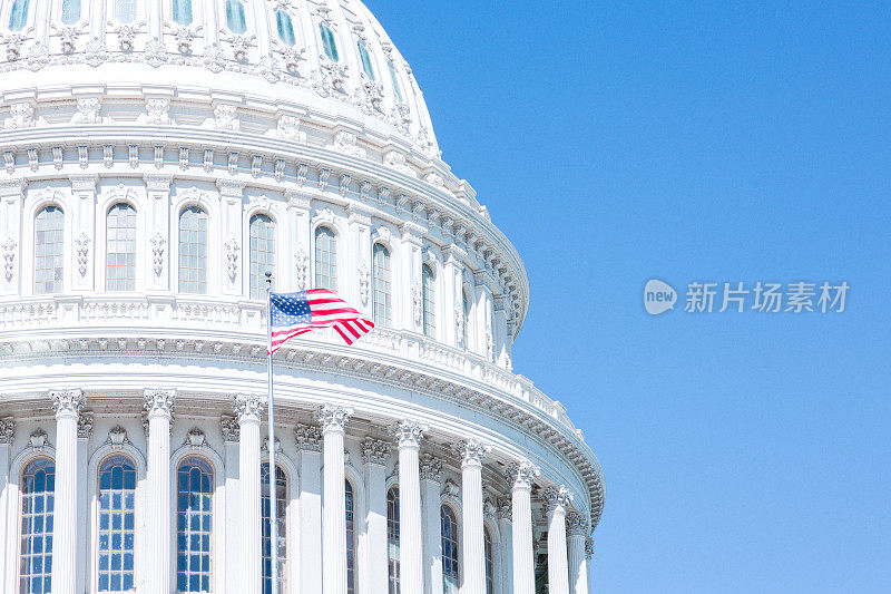 蓝天上的美国国会大厦和国旗