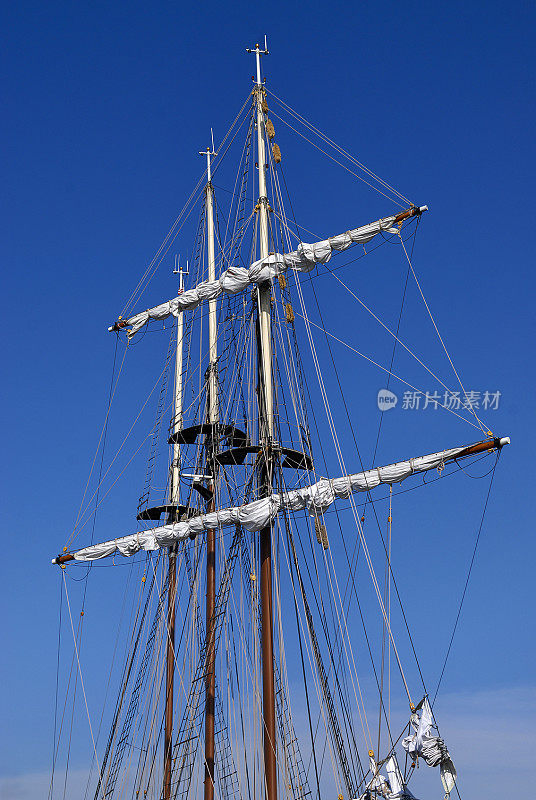高帆船的桅杆