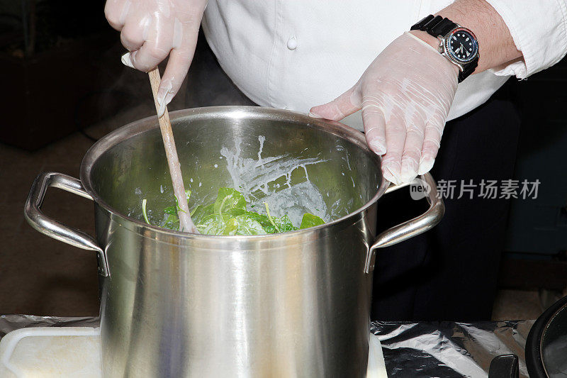 健康的烹饪…主任正在准备菠菜汤