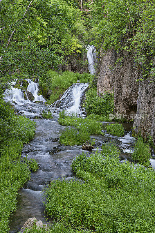 南达科他州的矛鱼峡谷瀑布
