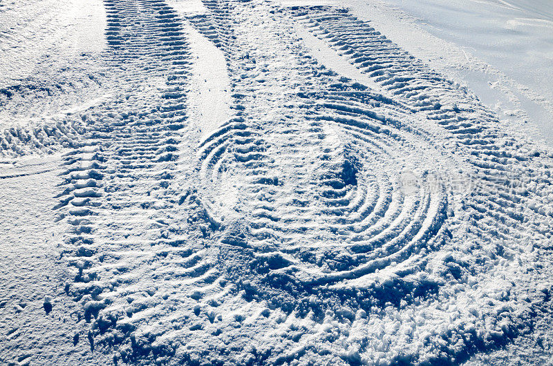 雪坡上有摩托雪橇的痕迹