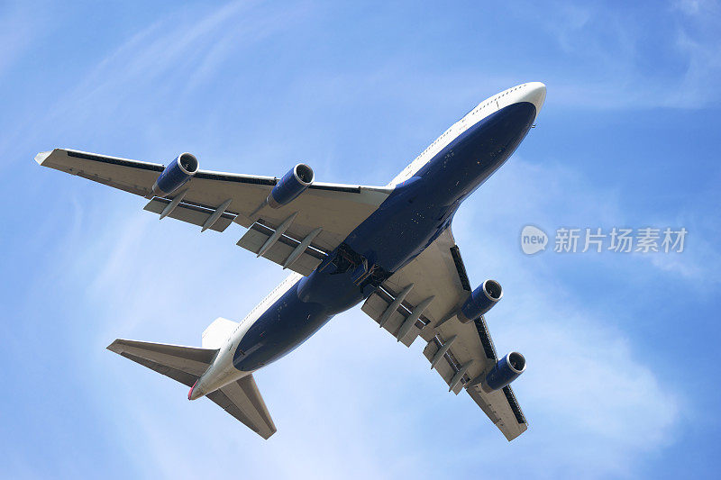 波音747-400在蓝天白云的映衬下起飞