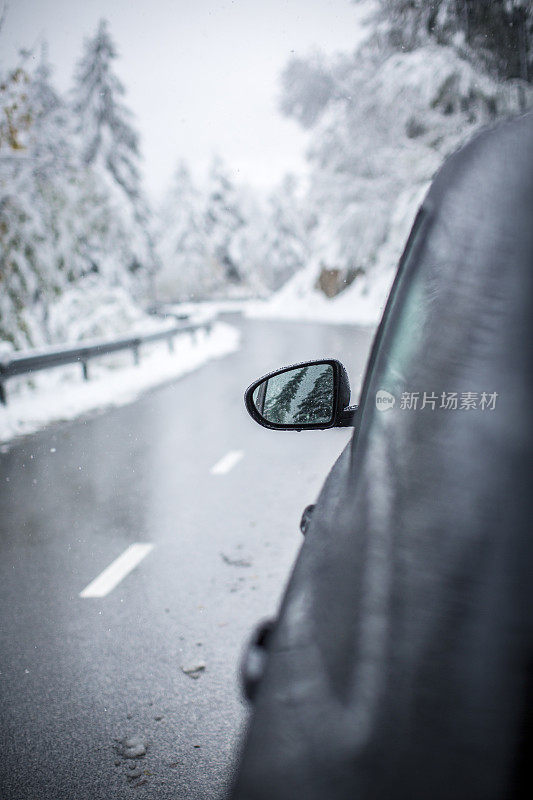 汽车在下雪的乡村道路上抛锚了