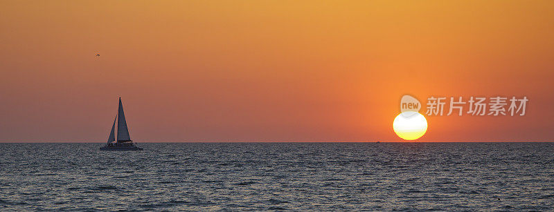 在日落全景的墨西哥海湾上的帆船