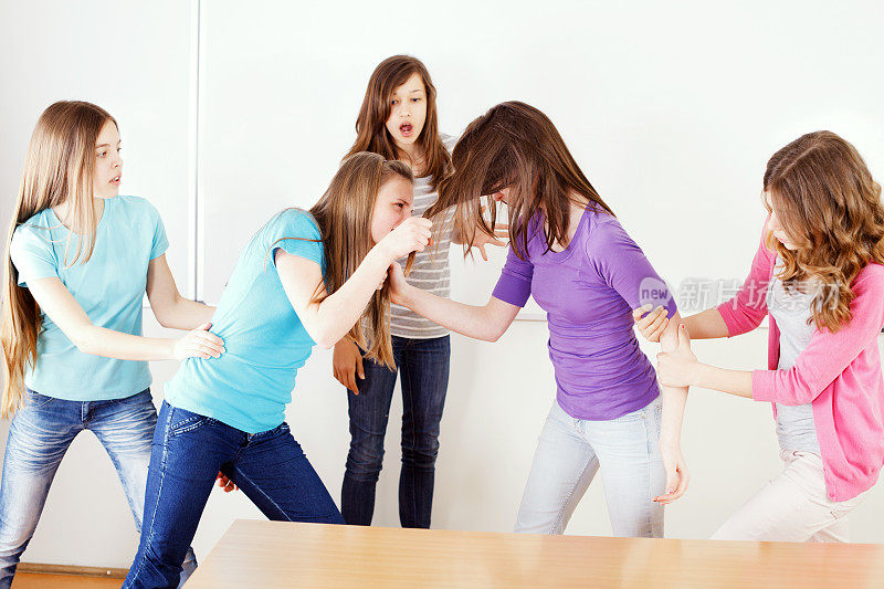 十多岁的女孩在教室里打架