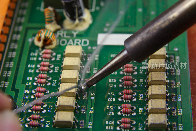 技师焊接电子元件的微距镜头