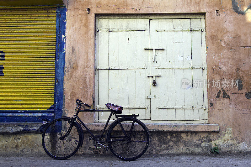 印度，丢，自行车在小巷里。