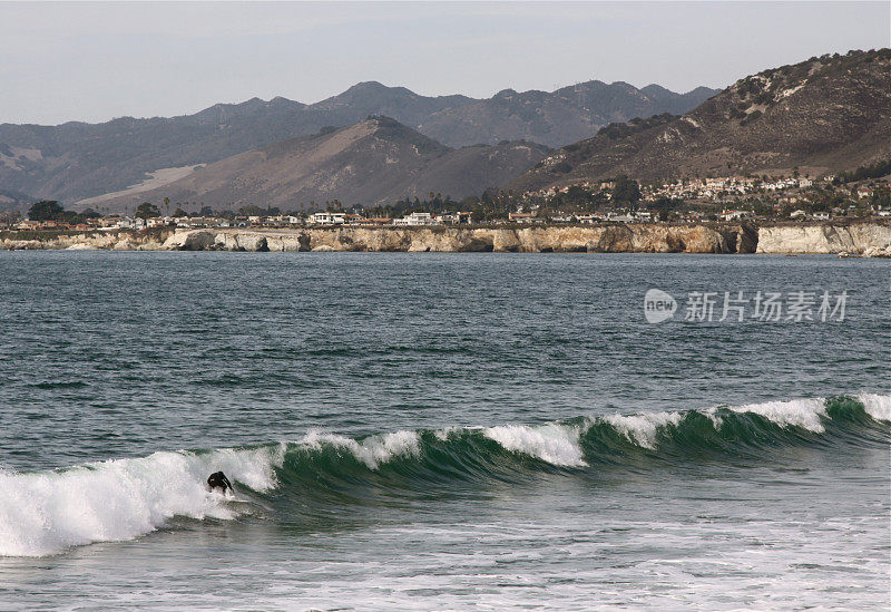 在皮斯莫海滩冲浪