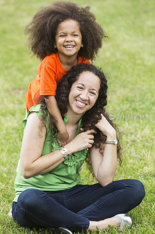 非裔美国女孩和母亲在户外大笑