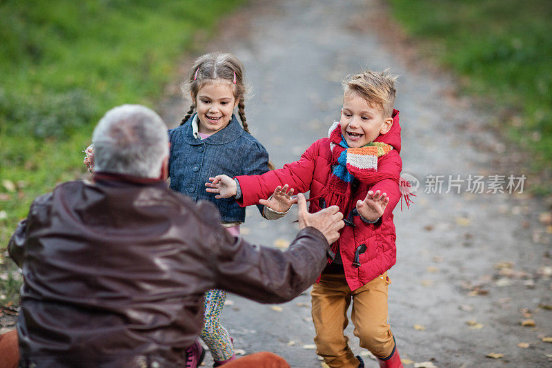 孩子们兴高采烈地跑向爷爷的怀抱。