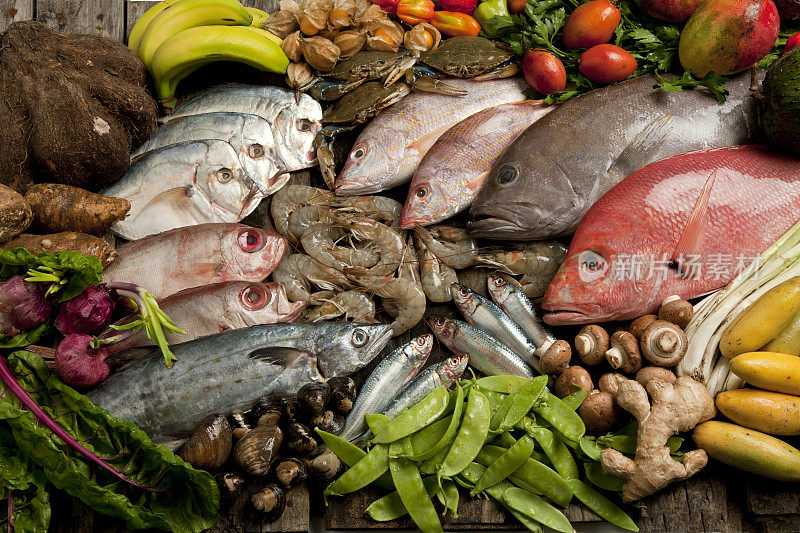 海鲜，蔬菜和水果组成