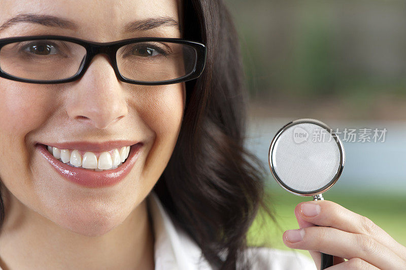 手持听诊器的女医生