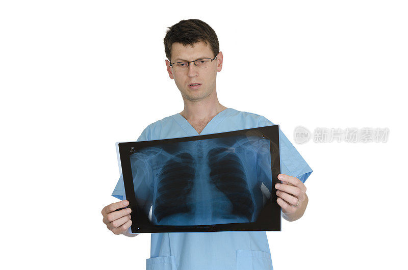 医生拿着胸部x光片