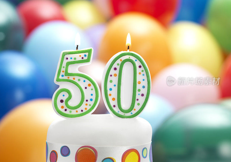 写着50的生日蜡烛，后面还有模糊的气球