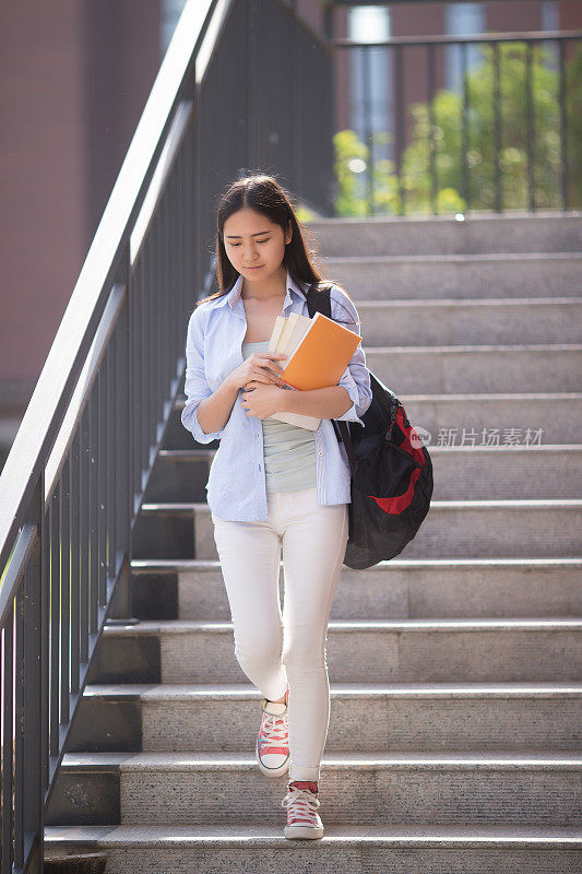 校园里的亚裔女学生