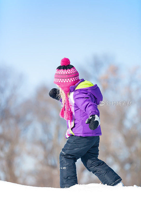 女孩在雪堆上奔跑