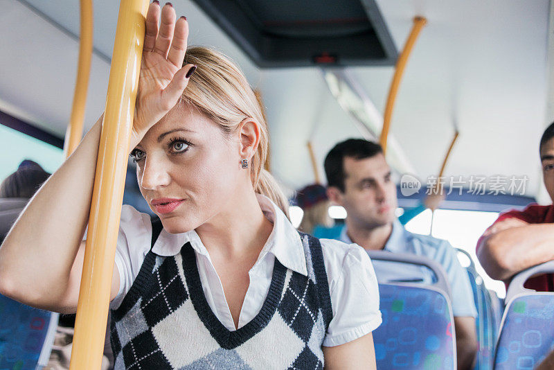 坐公共汽车的精疲力竭的女人。