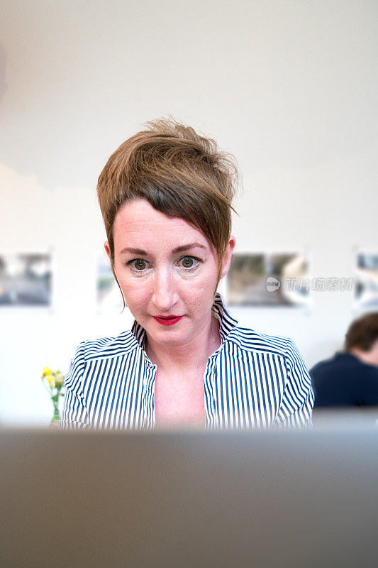 女商人参加视频会议