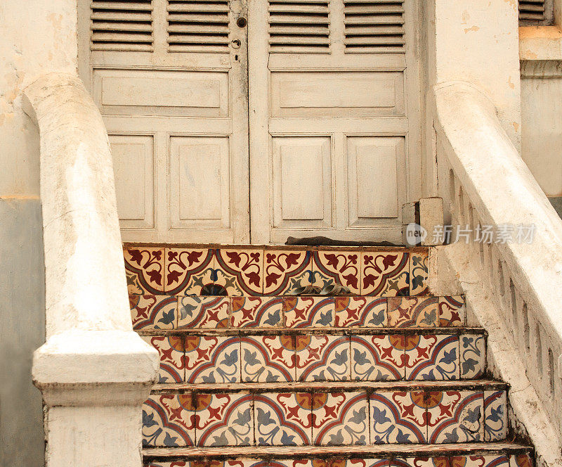 老挝:琅勃拉邦的仿古殖民风格的户外瓷砖楼梯