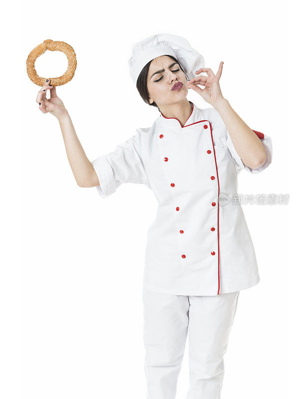 展示椒盐卷饼有多美味的女面包师