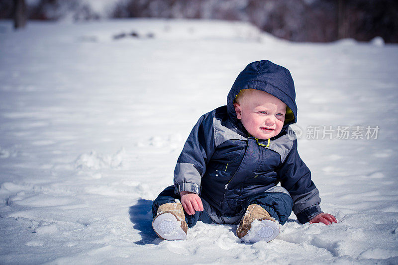 蹒跚学步的孩子玩雪