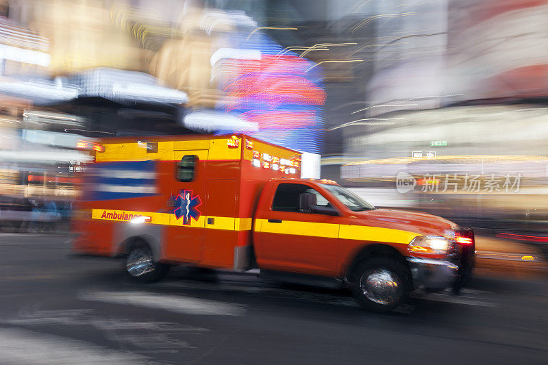 在纽约曼哈顿超速行驶的救护车，模糊的运动