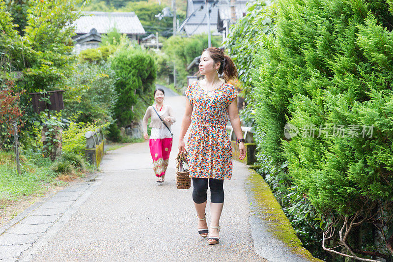 快乐的日本姐妹享受旅游