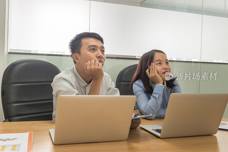 学员认真听讲，成批培训时做好记录